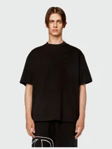 Remera Diesel negra de corte holgado, con cuello redondo y manga corta. Presenta un logo ovalado en relieve del mismo color en el pecho.