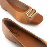 Zapato casual Usaflex Care Juanetes color cuero, con capellada de cuero combinada con material textil elastizado en los costados y detalle de hebilla dorada.