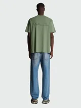 Remera de corte holgado en color blanco, con cuello redondo y mangas cortas. Presenta un bordado discreto con la firma de Balmain en el pecho.