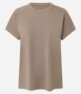 Remera deportiva Get Over de microfibra color blanco, con modelado regular, cuello redondo, mangas cortas y abertura en la espalda.