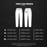 Pantalón de jean azul oscuro de corte wide leg, con diseño holgado y tiro medio. Presenta un pequeño bordado con alas en el bolsillo delantero.