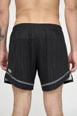 Short de fútbol negro con finas rayas verticales blancas, cintura elástica y cordón ajustable. Presenta logo "Basset" y escudo de equipo de fútbol con el número 28.