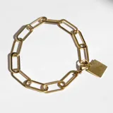 Pulsera dorada de acero con eslabones grandes y dije cuadrado.