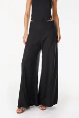 Pantalón de pernera ancha color negro, con pretina alta y diseño fluido.