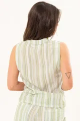 Chaleco de inspiración japonesa a rayas en tonos verde y crudo, sin mangas, con cuello mao y cierre frontal con nudos de tela.