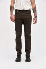 Pantalón de gabardina color marrón, con diseño de cinco bolsillos y corte recto de silueta clásica.