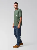 Remera de jersey de algodón color verde militar, con corte regular, mangas cortas, bolsillo frontal en el pecho y etiqueta tejida de la marca CAT.