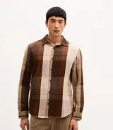 Camisa de hombre marca Marfinno, confeccionada en franela con estampado de cuadros en tonos marrones y beige. Presenta cuello inglés, cierre frontal con botones y mangas largas con puños abotonados.
