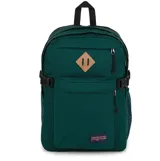 Mochila Jansport modelo Main Campus de color verde oscuro, con múltiples compartimentos frontales con cierre, bolsillos laterales de red y parche de cuero sintético en forma de rombo.