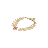 Pulsera dorada con diseño de hojas de laurel entrelazadas y un detalle rectangular esmaltado en rojo y blanco con el logo de la marca.