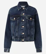 Campera de jean con corte boxy, cuello clásico, cierre frontal con botones metálicos, bolsillos con solapa en el pecho y costuras reforzadas.