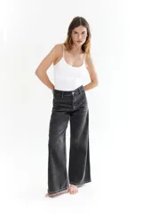 Jean negro gastado de corte recto, con costuras blancas contrastantes y bolsillos delanteros y traseros.