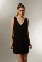 Vestido mini negro de viscosa, al cuerpo y cuello en V.