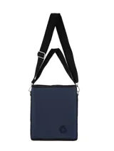 Bandolera de diseño minimalista en color azul marino, con correa ajustable de tela negra con logo grabado y detalle de aplique circular en la parte inferior.