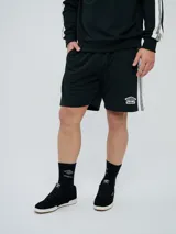 Bermuda de felpa azul marino con cordón ajustable en la cintura, bolsillos laterales y el logo de Umbro bordado en blanco en la pierna izquierda.