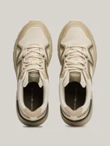Zapatillas de running Tommy Hilfiger color beige con detalles en verde oliva. Capellada de tejido de punto y paneles de malla, suela dentada de goma y caucho, logo de Tommy Hilfiger Sport en el lateral y detalle distintivo en el talón.