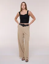 Pantalón wide leg de tiro alto color tostado con sutiles rayas verticales oscuras, corte recto y amplio. Cuenta con pinzas frontales, bolsillos laterales y pretina con presillas, acompañado por un cinturón trenzado con hebilla rectangular forrada.