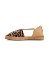 Alpargata urbana de yute con diseño animal print de leopardo en la parte delantera y talón en cuero color tostado. Cuenta con tiras elásticas de ajuste sobre el empeine.