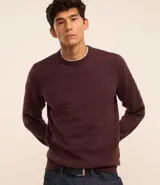 Suéter de punto color bordó para hombre, con cuello redondo y manga larga, que presenta una textura con diseño en zigzag en la parte frontal.