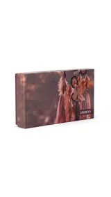 Billetera larga color rosa de símil cuero, con cierre alrededor y múltiples compartimentos internos.