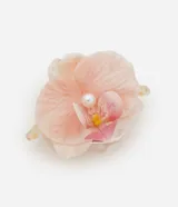 Pinza para el pelo con diseño de flor orquídea en tonos rosados, con detalle de perla central.
