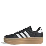 Championes urbanos Adidas modelo VL Court Bold, color negro con las icónicas tres rayas laterales en blanco y suela de plataforma en tono caramelo. Presentan un diseño de corte bajo con cordones y detalles de marca en la lengüeta y el lateral.