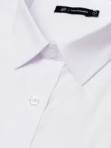 Camisa de corte regular fit, con cuello italiano, bolsillo en el pecho, cierre frontal abotonado y puños con botones.