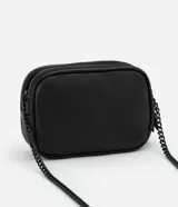 Cartera bandolera negra de poliuretano con tres compartimentos con cierre de cremallera y asa de cadena.