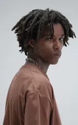 Remera de manga corta y cuello redondo, color marrón (mocca), con calce boxy fit y ligeramente más corta que otros modelos.