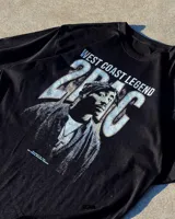 Remera negra de algodón con estampado de Tupac Shakur y la leyenda "West Coast Legend".