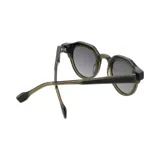 Lentes de sol de la marca Indie, modelo Waki, con montura redonda de madera oscura y eco-acetato color verde oliva. Las micas son de color gris degradado.