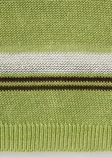 Chaleco de punto de manga corta con rayas horizontales en tonos verde, blanco y marrón, cuello camisero y cierre frontal parcial de botones.