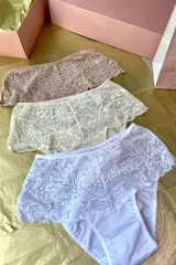 Kit de tres bombachas de tiro alto en lycra y puntilla elastizada.