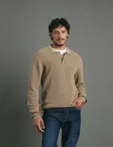 Remera de punto tipo polo con textura waffle, color verde petróleo, de manga larga y cuello con cierre de botones.