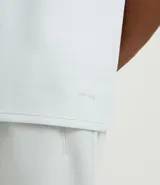 Remera deportiva de manga corta y cuello redondo, confeccionada con tecnología Dry para mayor transpirabilidad y control de la humedad. Presenta un diseño liso en color verde claro con un pequeño estampado de lettering en la parte inferior.