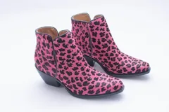 Texana de caña corta con diseño de animal print en color fucsia y negro. Presenta un taco bajo y aberturas laterales.