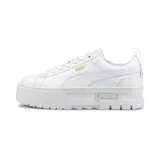 Championes Puma Mayze Classic color blanco con detalles dorados, plataforma de goma texturizada y franja característica de cuero en los laterales.