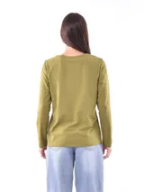 Remera manga larga color verde oliva, con cuello redondo y detalle de botones dorados dispuestos en diagonal sobre el lado derecho.