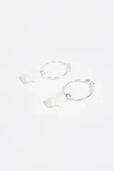 Aros de tipo argolla plateada con un dije colgante en forma de perrito realizado en resina con acabado perlado.