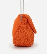 Cartera tipo hobo con diseño creativo en forma de rodaja de naranja, confeccionada con abalorios texturizados en tonos naranja y blanco. Cuenta con una correa de cadena metálica fina para llevar de forma transversal y cierre de tapa.