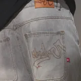 Pantalón jean Quiksilver modelo Skater Ollie, color gris con efecto acid wash y corte holgado.