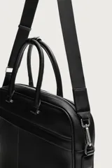 Maletín slim de color negro con acabado grabado, compartimento principal con cierre de cremallera, bolsillo interior para portátiles de hasta 13 pulgadas, bolsillo frontal con cierre, dos asas de mano y asa de hombro ajustable y extraíble.