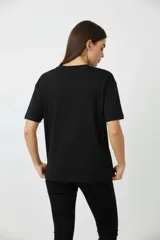 Remera blanca de algodón con cuello redondo y manga corta, presenta un estampado central de un cassette con auriculares y la frase 'everything I couldn't tell you'.