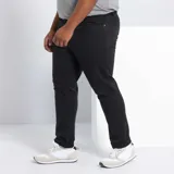 Pantalón slim fit negro, con cierre de botón y cremallera, bolsillos laterales y traseros.