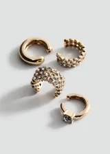Set de aros dorados compuesto por cuatro piezas: un aro tipo argolla con incrustaciones de cristales, un aro pequeño con un cristal central, un ear cuff texturizado y un ear cuff liso.