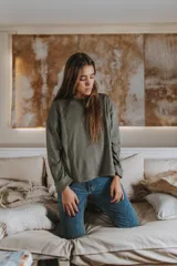 Remera de manga larga color verde militar, con cuello redondo y tejido waffle, de calce holgado.