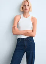 Jeans de denim azul oscuro con diseño de perneras anchas y tiro medio, de corte recto y clásico.