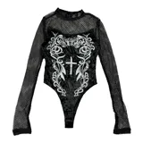 Body de manga larga con diseño estilo gótico, confeccionado en tela de encaje negro con paneles de terciopelo. Presenta un estampado frontal en color blanco con motivos ornamentales y una cruz central. Posee cuello alto y ajuste slim fit.