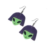 Par de aros colgantes con forma de cabeza de alienígena con pelo corto.