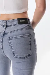 Pantalón de jean acampanado azul con diseño de paneles y costuras a la vista.